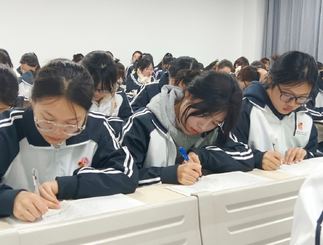 实践层面看学生理论首先面临着自我教育