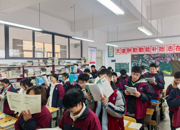 过早到校把本该属于孩子休息的时间变成了另一种隐性的教育内卷 过早到校把本该属于孩子休息的时间变成了另一种隐性的教育内卷