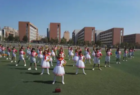 眼里有光身上有汗是让学生动起来在奔驰跳动中感触运动的快乐 眼里有光身上有汗是让学生动起来在奔驰跳动中感触运动的快乐